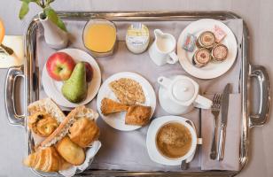 Plateau du petit-déjeuner de l'hôtel Amirauté à Brest