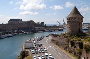 Vue sur la ville de Brest avec des voitures - que visiter à brest