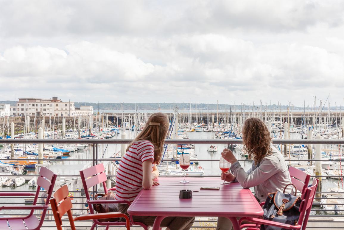 Deux personnes qui boivent un verre face sur un rooftop face au port de Brest - que visiter a brest