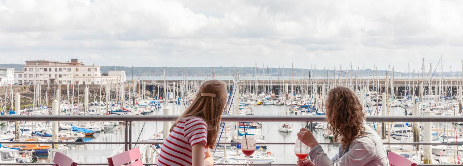 Deux personnes qui boivent un verre face sur un rooftop face au port de Brest - que visiter a brest