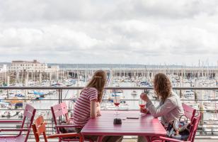 Deux personnes qui boivent un verre face sur un rooftop face au port de Brest - que visiter a brest