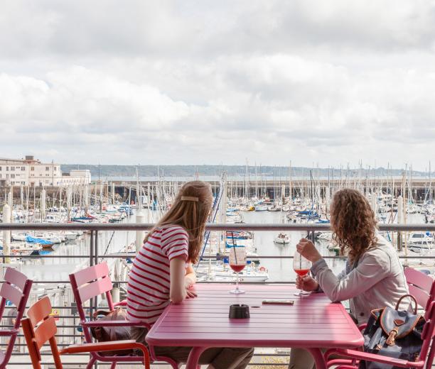 Deux personnes qui boivent un verre face sur un rooftop face au port de Brest - que visiter a brest