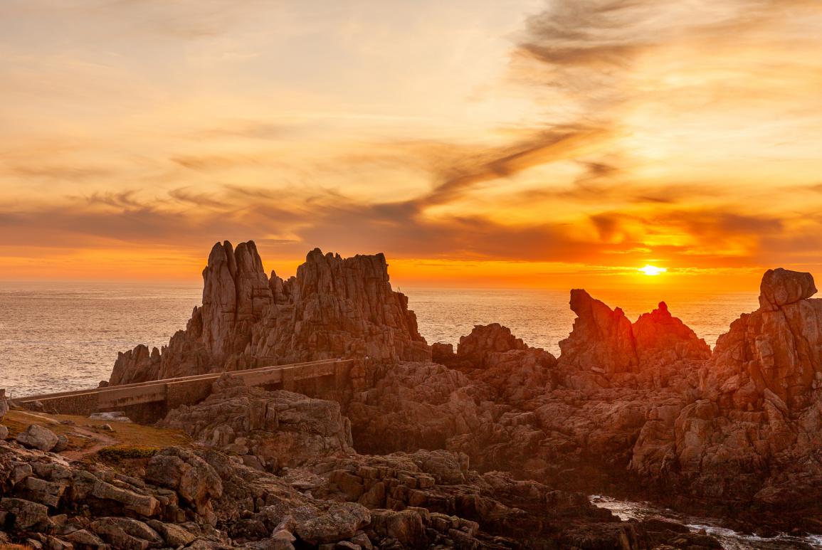 Coucher de soleil sur les rochers - lieux à visiter en bretagne