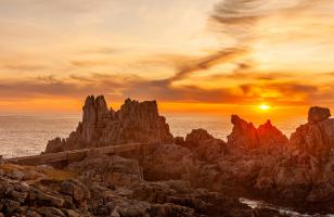 Coucher de soleil sur les rochers - lieux à visiter en bretagne