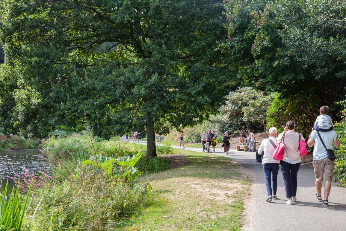 Famille qui se promène dans le jardin botanique de Brest - conservatoire botanique national de brest