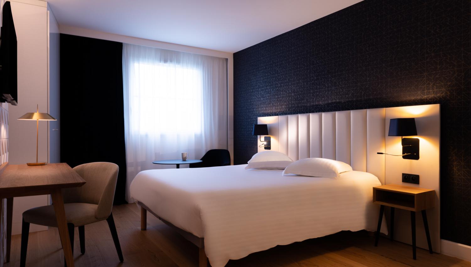 Chambre double noire et blanche - hotel 4 etoiles brest