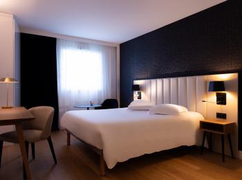 Chambre double noire et blanche - hotel 4 etoiles brest