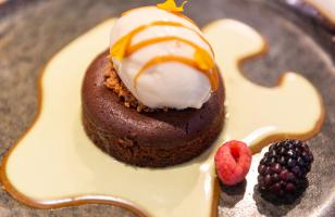 Fondant au chocolat avec boule de glace - restaurant brest