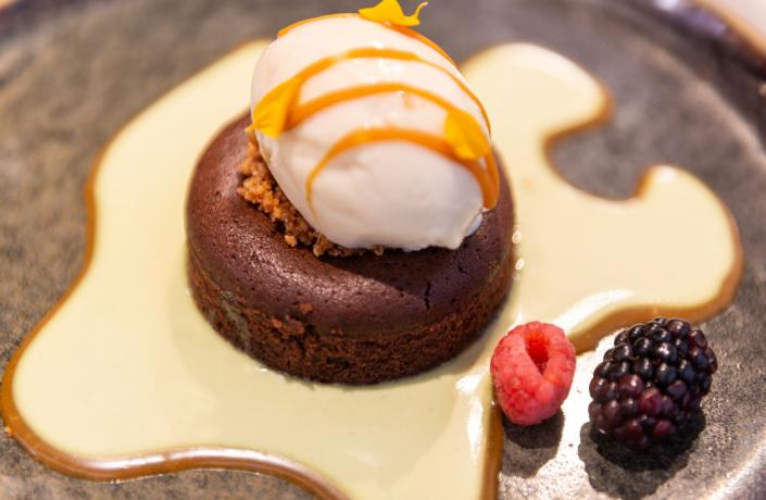 Fondant au chocolat avec boule de glace - restaurant brest