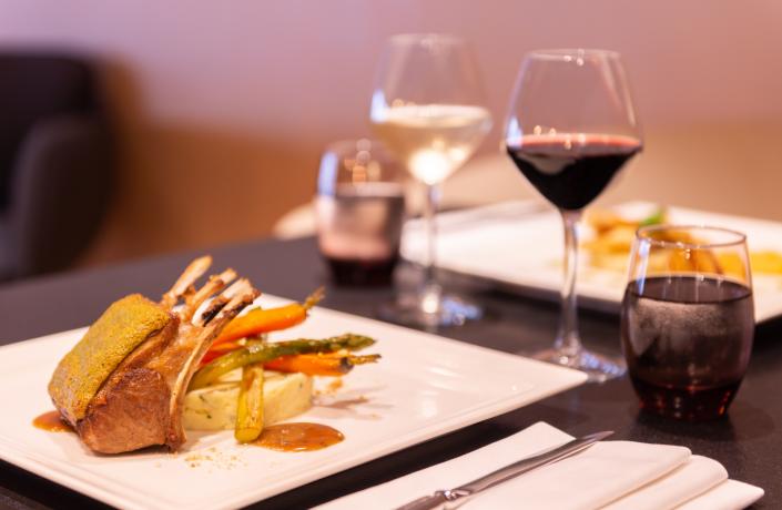 Plats et verres de vin sur la table du restaurant - restaurant brest