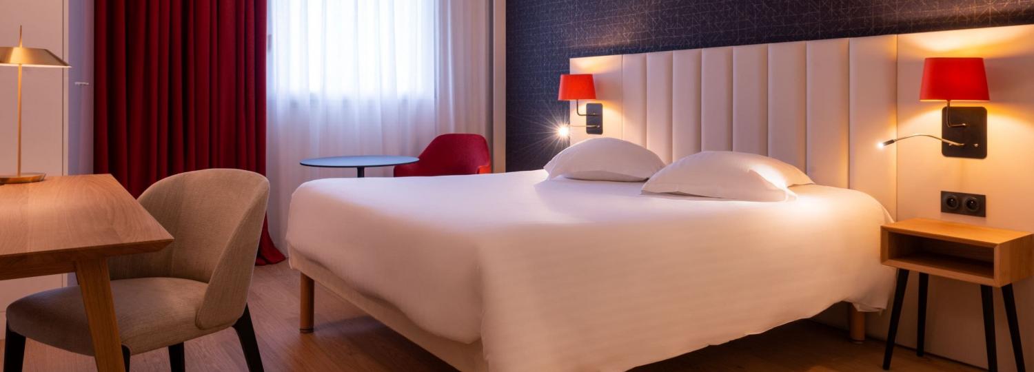 Grand lit d'une chambre double de L'Amirauté - hotel brest